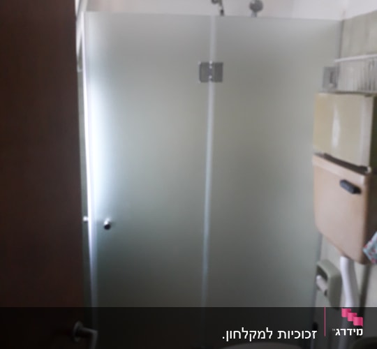 מקלחון עם דלת זכוכית חלבית וברז מקלחת